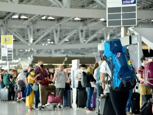 Wie KI-gestützte Personen-Zählsysteme das Flughafen-Erlebnis revolutionieren